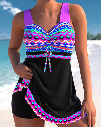 Maillot de bain femme coloré avec motifs géométriques, plage en arrière-plan, style tankini, idéal pour l'été et les vacances à la mer.