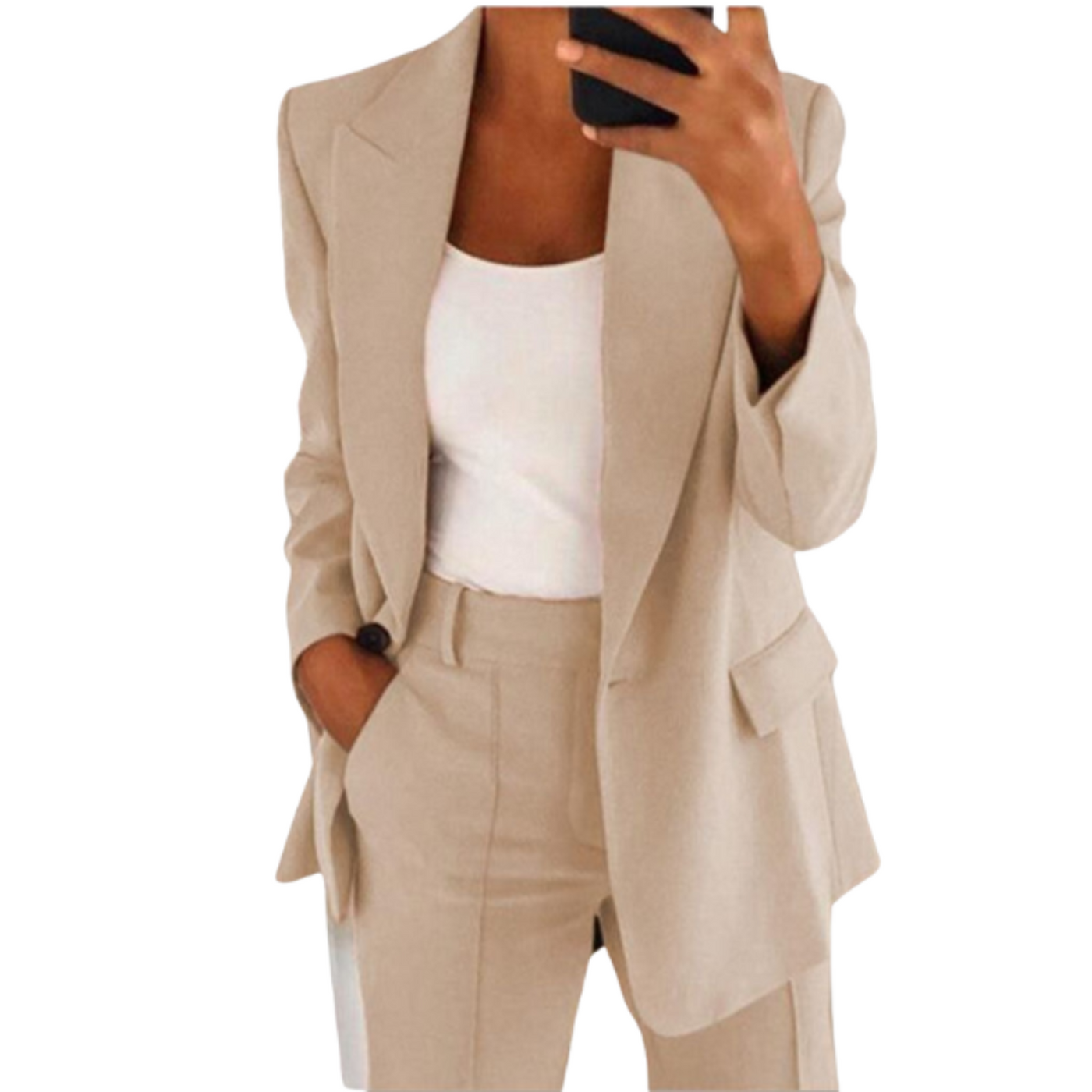 Femme en costume beige élégant, veste et pantalon assortis, tenant un smartphone. Mode professionnelle, tenue chic et moderne.