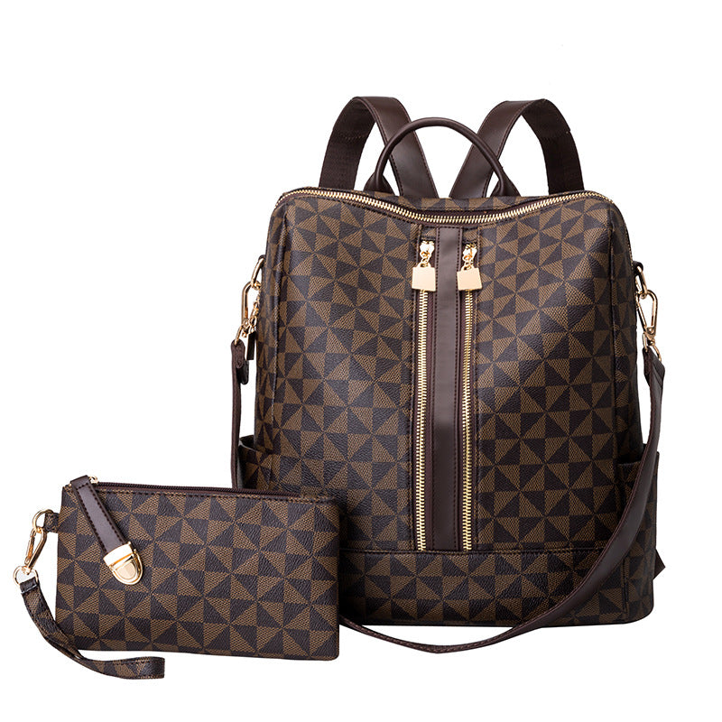 Sac à dos en cuir marron avec motif géométrique, accompagné d'une pochette assortie. Design élégant, fermetures éclair dorées, mode femme.