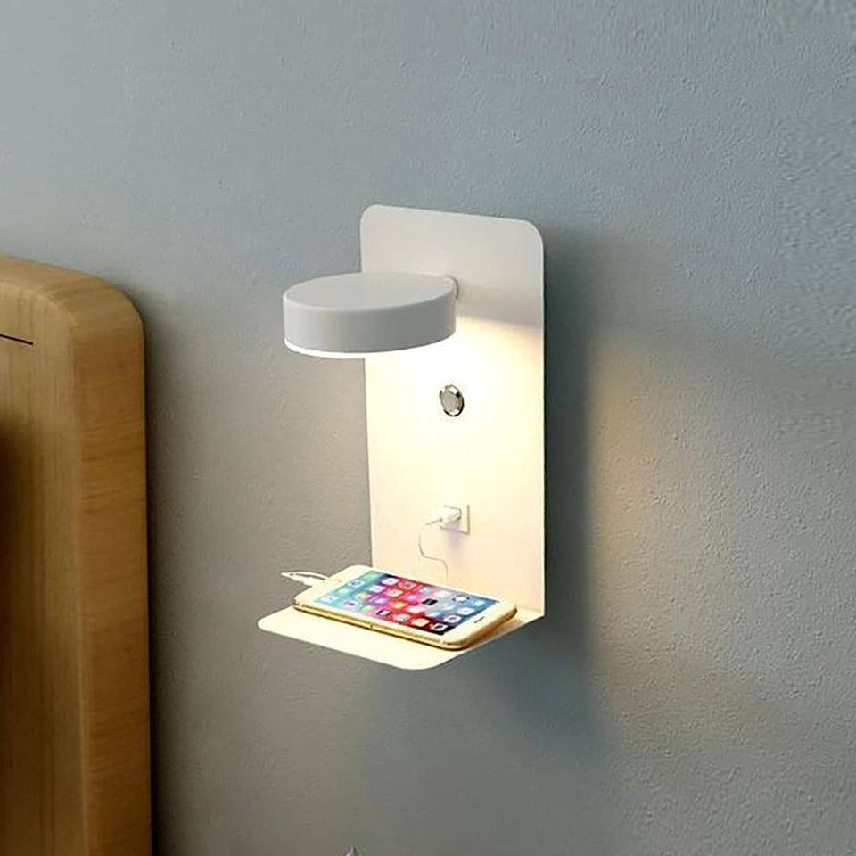 Applique murale moderne avec étagère intégrée, chargeur USB et smartphone, éclairage LED blanc, design minimaliste pour chambre à coucher.