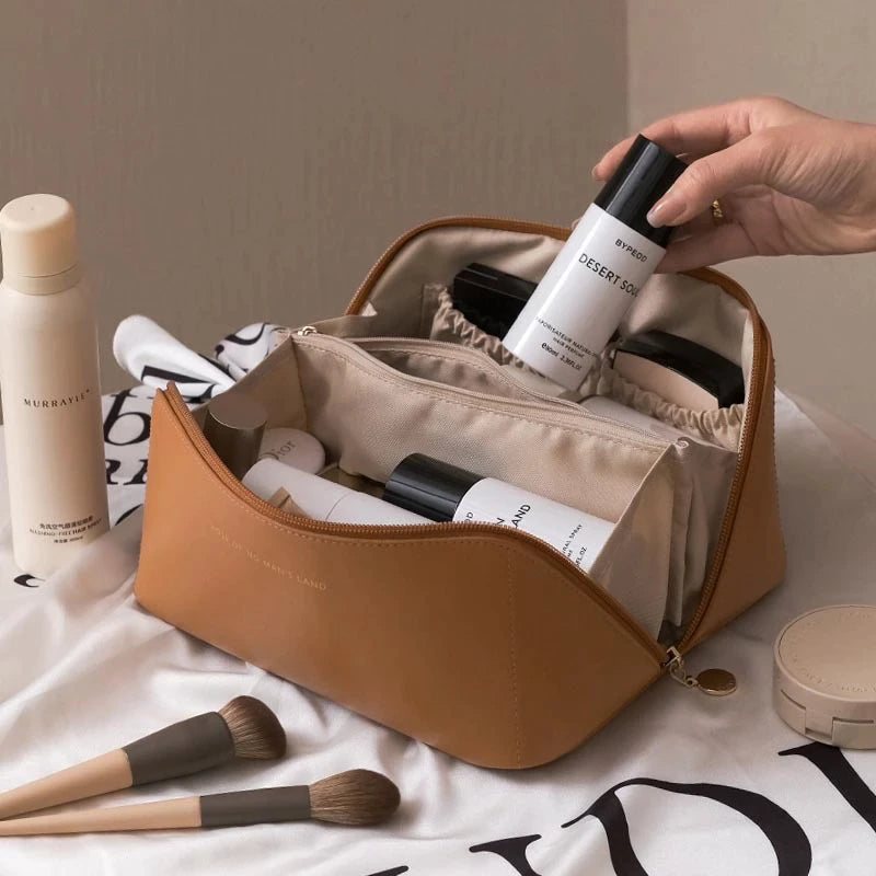 Trousse de maquillage en cuir marron avec produits de beauté, pinceaux et flacons de soin. Accessoire de voyage élégant et pratique pour cosmétiques.