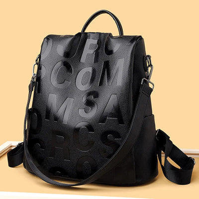 Sac à dos en cuir noir élégant avec lettres en relief, design moderne, bandoulière ajustable, idéal pour mode urbaine et usage quotidien.