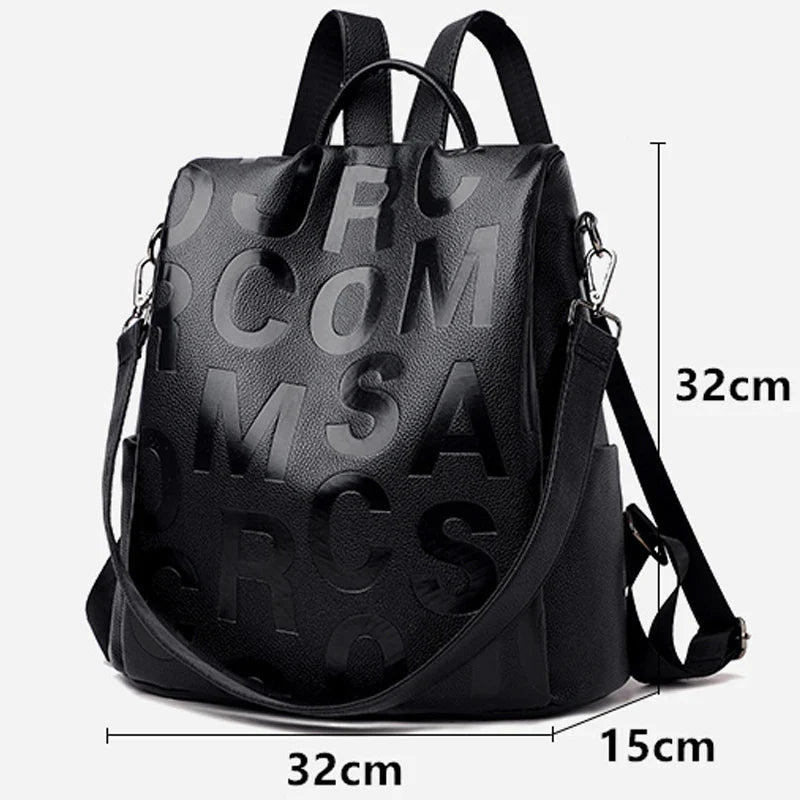 Sac à dos en cuir noir avec lettres en relief, dimensions 32x32x15 cm, design moderne et élégant, idéal pour la mode urbaine et le quotidien.