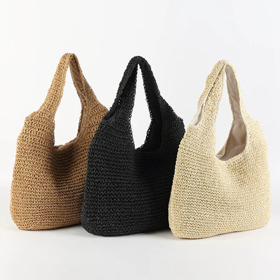 Trois sacs à main en paille tressée, couleurs beige, noir et marron, posés sur fond blanc. Accessoires mode été, style bohème chic.