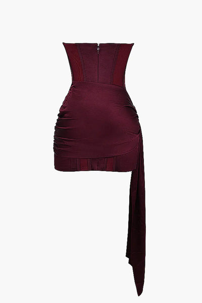 Robe bustier bordeaux élégante avec drapé latéral, fermeture éclair au dos. Mode féminine chic, tenue de soirée tendance, style glamour.