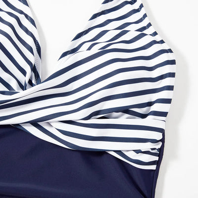 Maillot de bain une pièce rayé bleu marine et blanc, design élégant, tissu doux, idéal pour la plage et la piscine, mode été femme.