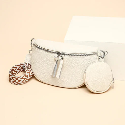 Sac banane blanc en cuir avec pochettes amovibles, design moderne, fond beige. Accessoire mode tendance, pratique pour le quotidien.