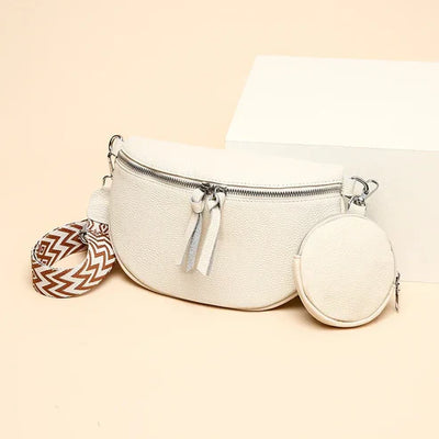 Sac banane blanc en cuir avec pochettes amovibles, design moderne, fond beige. Accessoire mode tendance, pratique pour le quotidien.
