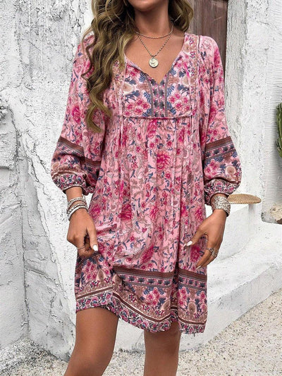 Mignonne mini robe avec col en V