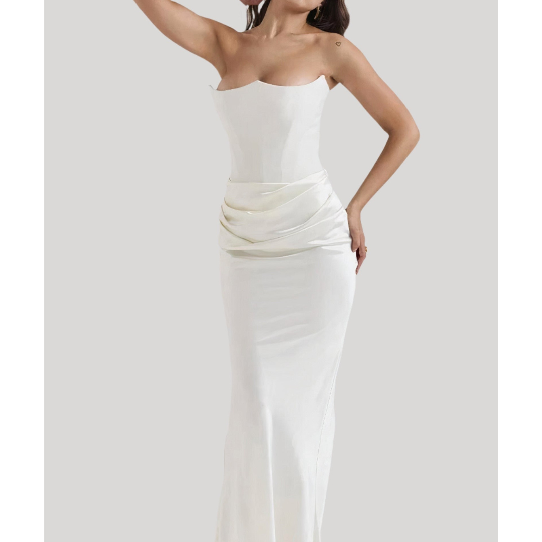 Robe de mariée bustier blanche élégante, coupe sirène, drapée à la taille, sans manches, idéale pour mariage moderne et chic.