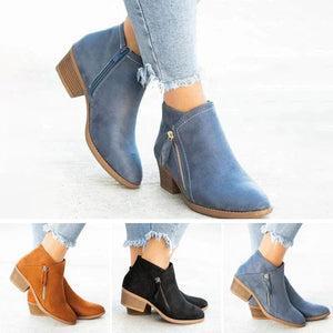 Bottines en daim bleu pour femme avec talon carré, fermeture éclair latérale, portées avec un jean déchiré. Autres couleurs : marron, noir, gris.