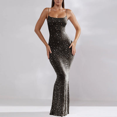 Robe longue moulante à paillettes noires, élégante et scintillante, portée par une femme. Mode soirée glamour, tendance et chic.