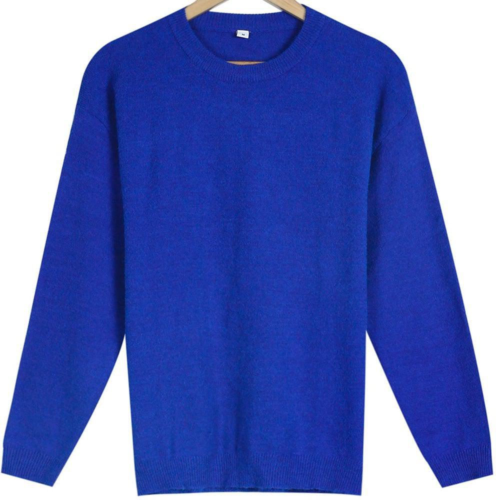 Pull bleu en laine, manches longues, col rond, suspendu sur un cintre en bois. Mode hiver, vêtement chaud, style décontracté.