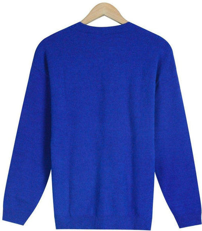 Pull bleu en laine sur cintre en bois, manches longues, col rond, style classique. Vêtement chaud pour homme ou femme, mode automne-hiver.