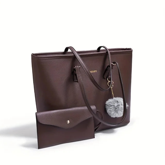 Sac à main en cuir marron avec pochette assortie et pompon gris, élégant et moderne, idéal pour la mode féminine et les accessoires tendance.
