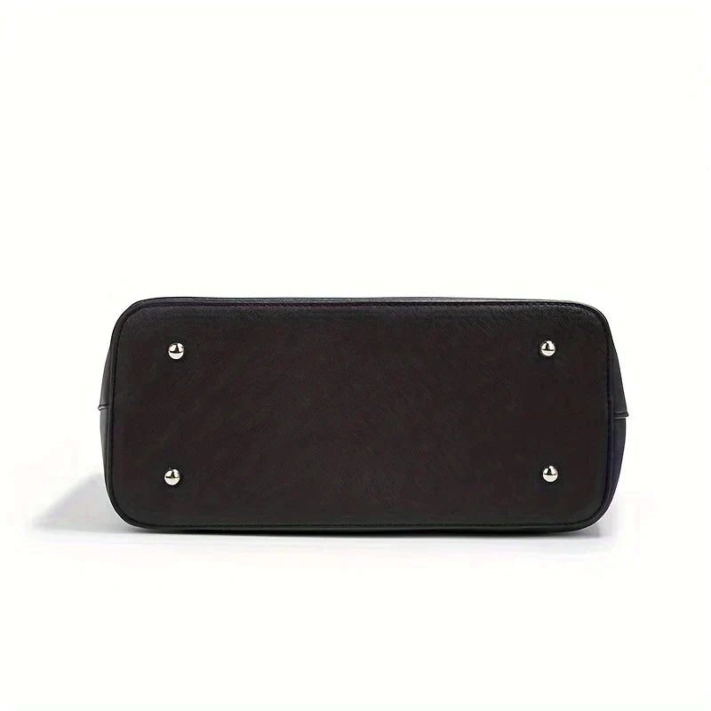 Sac à main en cuir noir vu de dessous, avec quatre pieds métalliques argentés. Accessoire de mode élégant et moderne pour femmes.