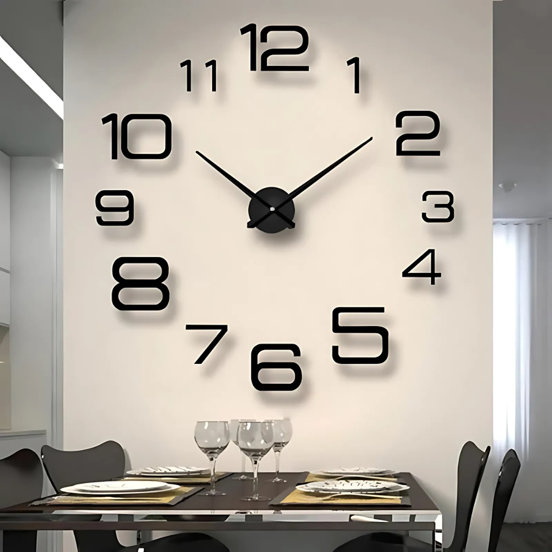 Horloge murale moderne noire sur mur blanc, chiffres grands, design minimaliste, au-dessus d'une table à manger élégante avec verres à vin.