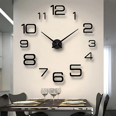 Horloge murale moderne noire sur mur blanc, chiffres grands, design minimaliste, au-dessus d'une table à manger élégante avec verres à vin.