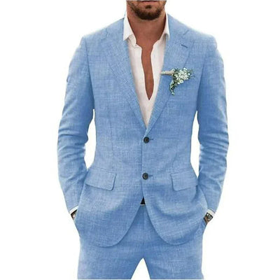 Costume homme bleu clair élégant avec chemise blanche, boutonnière florale. Mode masculine, tenue formelle, style chic et moderne.