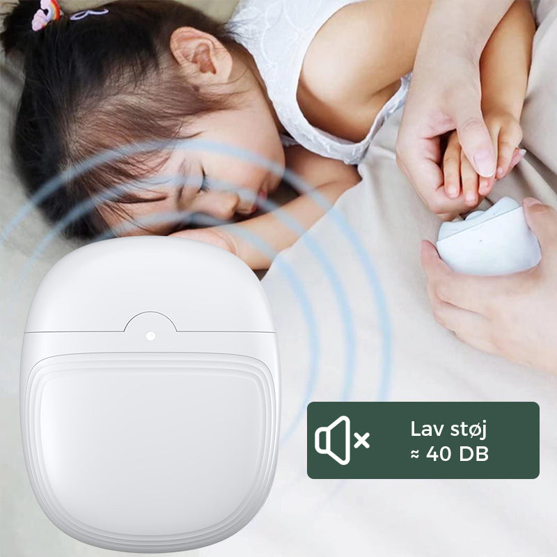 Enfant dormant paisiblement avec un appareil anti-bruit blanc, réduction sonore 40 dB, technologie de sommeil, confort acoustique.