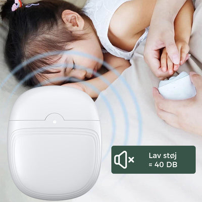 Enfant dormant paisiblement avec un appareil anti-bruit blanc, réduction sonore 40 dB, technologie de sommeil, confort acoustique.