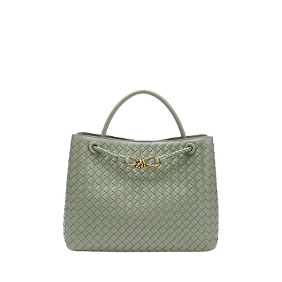 Sac à main en cuir tressé vert avec anse, orné d'un fermoir doré élégant. Accessoire mode luxe, tendance et chic pour femme.