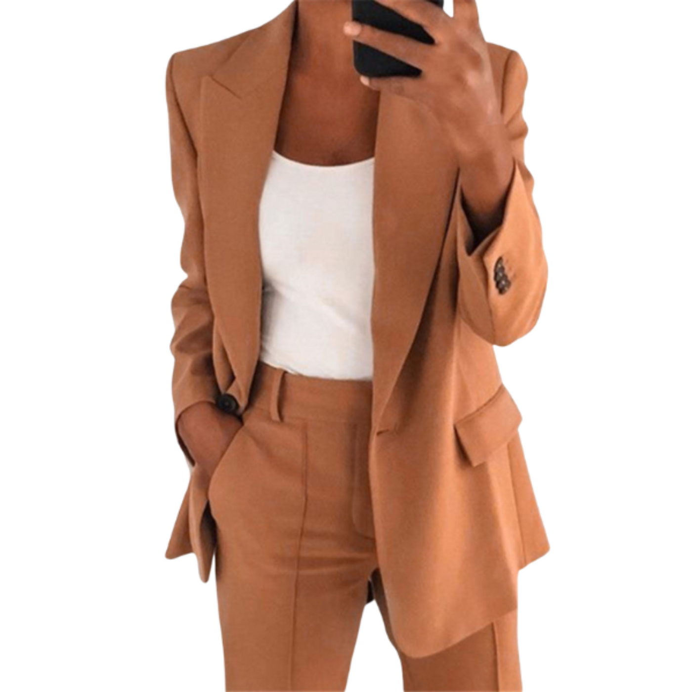 Femme en costume marron élégant, veste et pantalon assortis, portant un débardeur blanc, tenant un smartphone. Mode professionnelle chic.