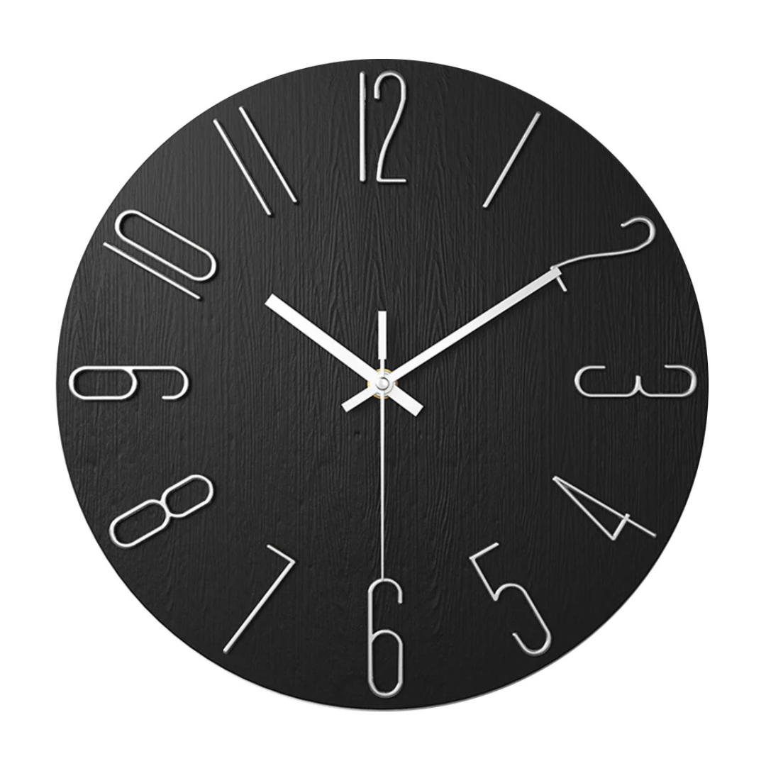 Horloge murale noire moderne avec chiffres blancs stylisés et aiguilles argentées, design minimaliste, décoration intérieure élégante.