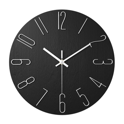 Horloge murale noire moderne avec chiffres blancs stylisés et aiguilles argentées, design minimaliste, décoration intérieure élégante.