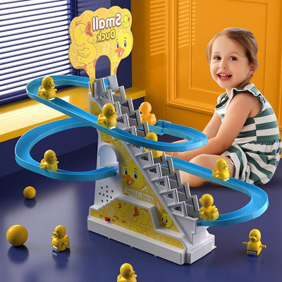 Enfant jouant avec un jouet toboggan à canards jaunes, escaliers bleus, dans une pièce colorée. Jouet interactif, amusant, idéal pour enfants.