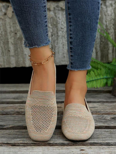 Chaussures mocassins beiges en maille pour femme, portées avec un jean slim bleu. Style décontracté et tendance, parfait pour l'été.