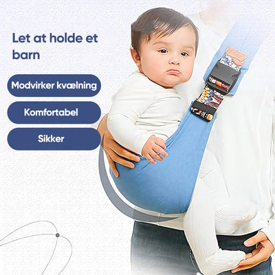 Bébé dans un porte-bébé bleu, sécurisé et confortable, avec texte en danois sur la sécurité et le confort. Accessoire parental pratique et sûr.