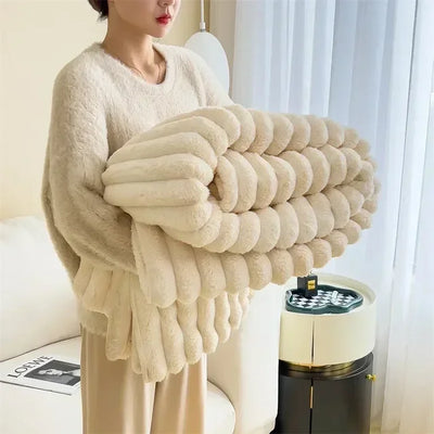 Femme tenant une couverture en fausse fourrure beige, douce et moelleuse, dans un salon moderne. Décoration intérieure élégante et confortable.