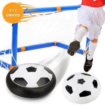Joueur de football frappant un ballon flottant devant un mini-but bleu et orange, offre spéciale 1+1 gratuit, jouet interactif pour enfants.