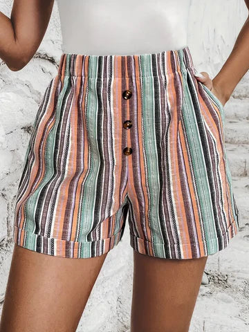 Short en lin rayé multicolore avec boutons en bois, style décontracté estival, femme, mode tendance, fond blanc texturé.