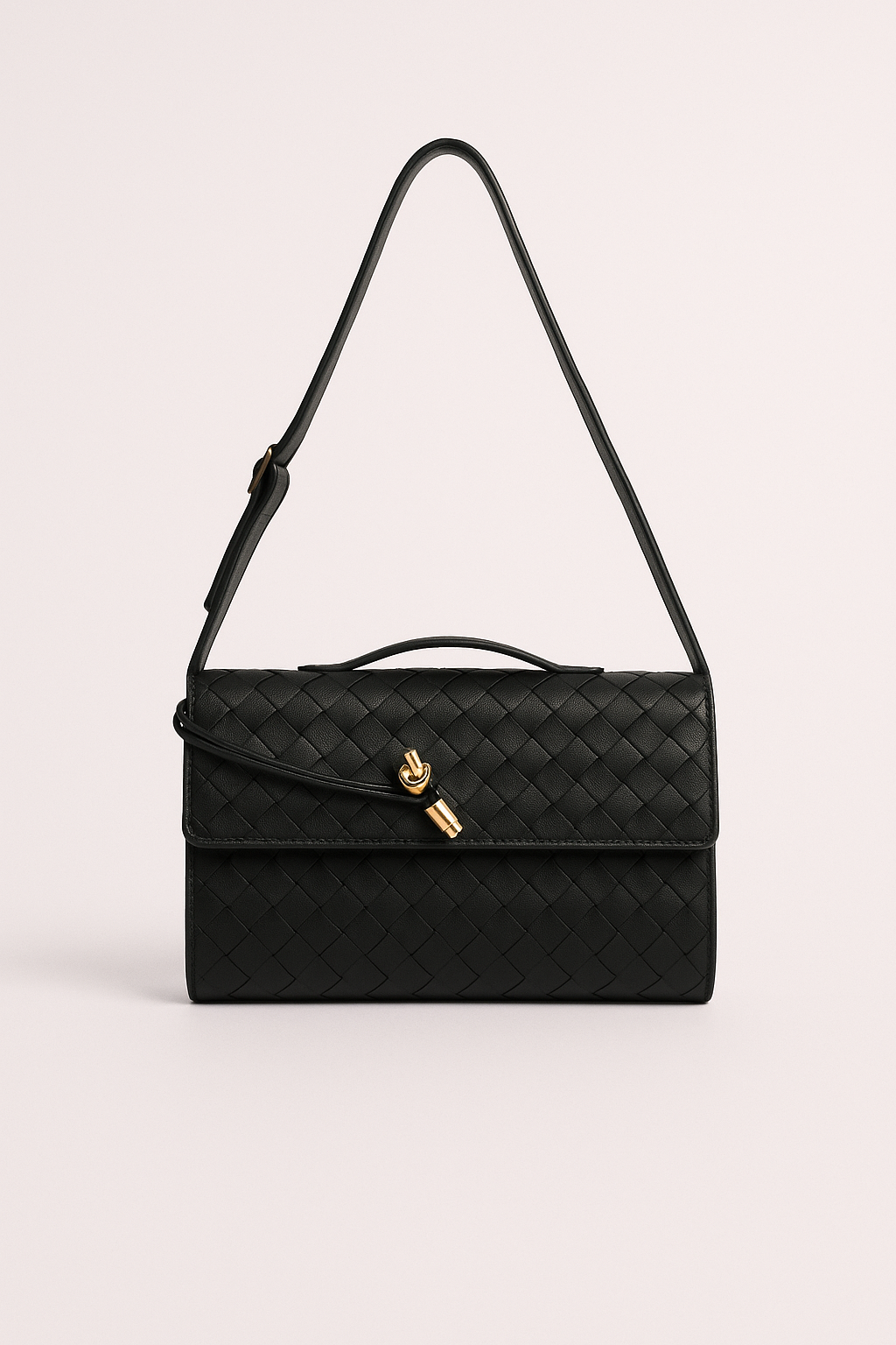 Sac à main noir en cuir tressé avec bandoulière ajustable et fermoir doré, design élégant et moderne, accessoire de mode tendance.