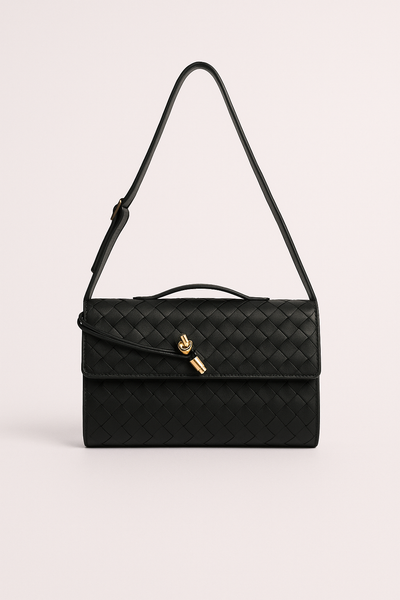 Sac à main noir en cuir tressé avec bandoulière ajustable et fermoir doré, design élégant et moderne, accessoire de mode tendance.