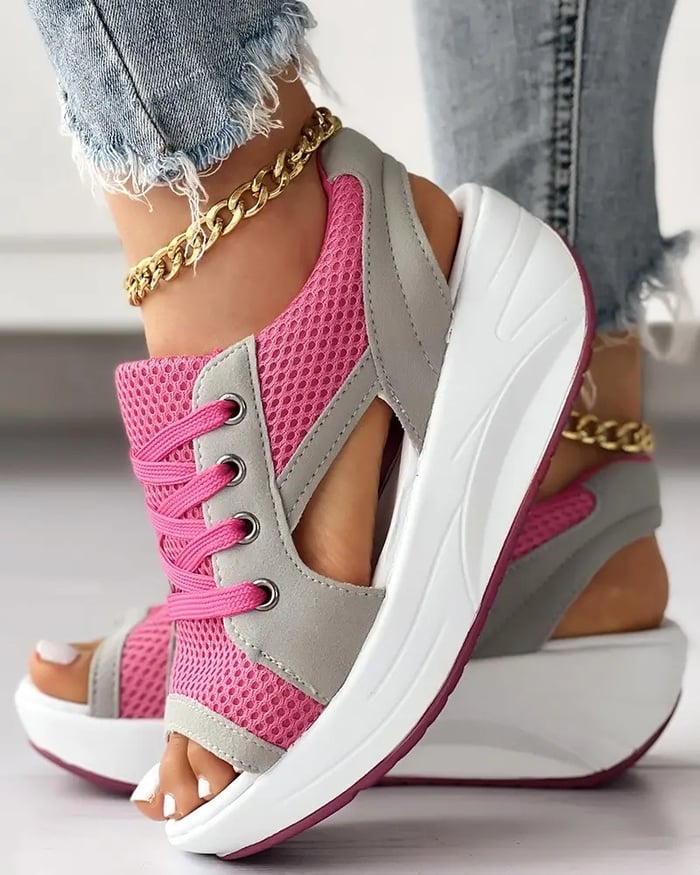 Chaussures compensées roses et grises avec lacets, portées avec un jean déchiré et bracelet chaîne doré. Mode féminine, tendance chaussures été.
