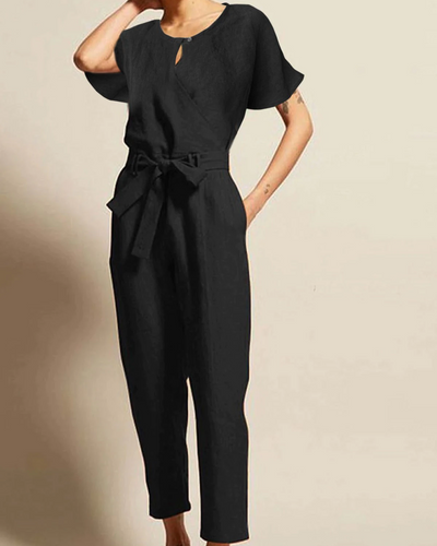Combinaison noire élégante pour femme, manches courtes, ceinture à nouer, style chic et moderne, idéale pour soirées ou événements formels.