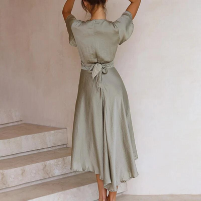 Robe midi pour femmes à la mode avec un décolleté en V profond et des découpes pour l'été