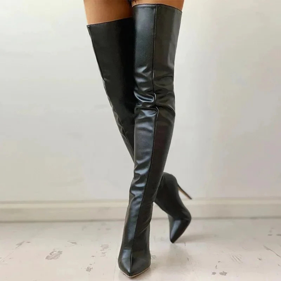 Bottes cuissardes noires en cuir, talons aiguilles, sol en bois clair, style élégant et moderne, mode féminine, chaussures tendance.