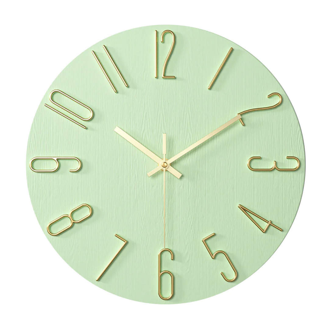 Horloge murale verte avec chiffres dorés, design moderne, aiguilles dorées, décoration intérieure élégante, style contemporain.