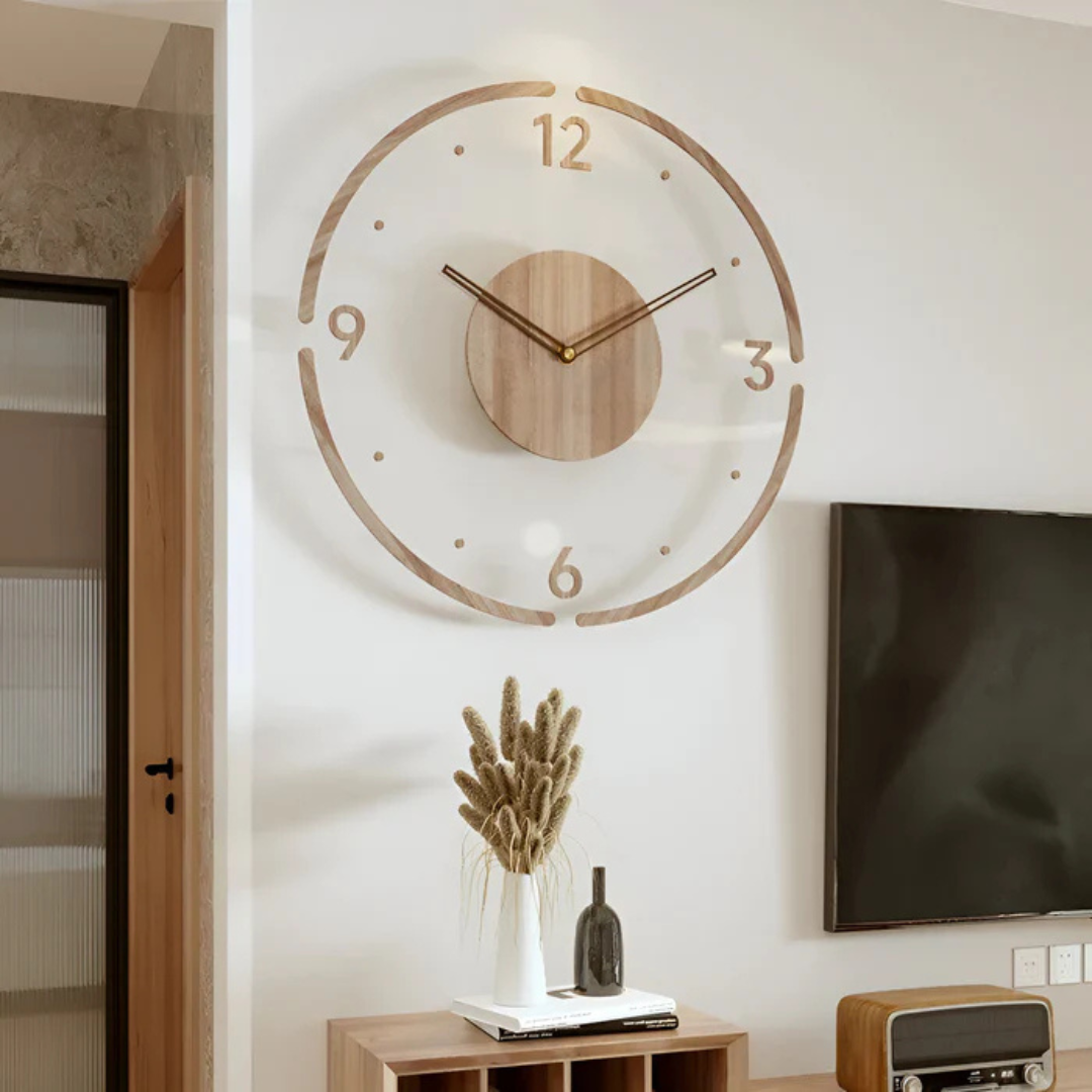 Horloge murale en bois moderne sur mur blanc, design minimaliste, chiffres découpés, décoration intérieure élégante, salon contemporain.
