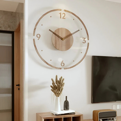 Horloge murale en bois moderne sur mur blanc, design minimaliste, chiffres découpés, décoration intérieure élégante, salon contemporain.