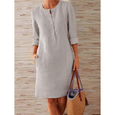 Robe en lin gris clair avec manches trois-quarts et poches, tenue décontractée pour femme, accompagnée d'un sac en osier.