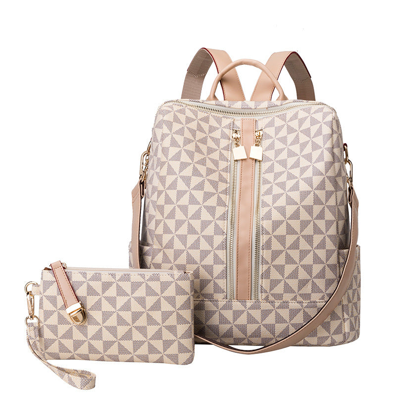Sac à dos beige à motifs géométriques avec pochette assortie, design moderne, fermeture éclair dorée, idéal pour mode féminine et accessoires tendance.