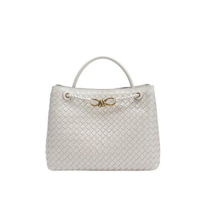 Sac à main en cuir blanc tressé avec anse, orné d'un fermoir doré. Élégant et moderne, idéal pour la mode féminine et les accessoires de luxe.