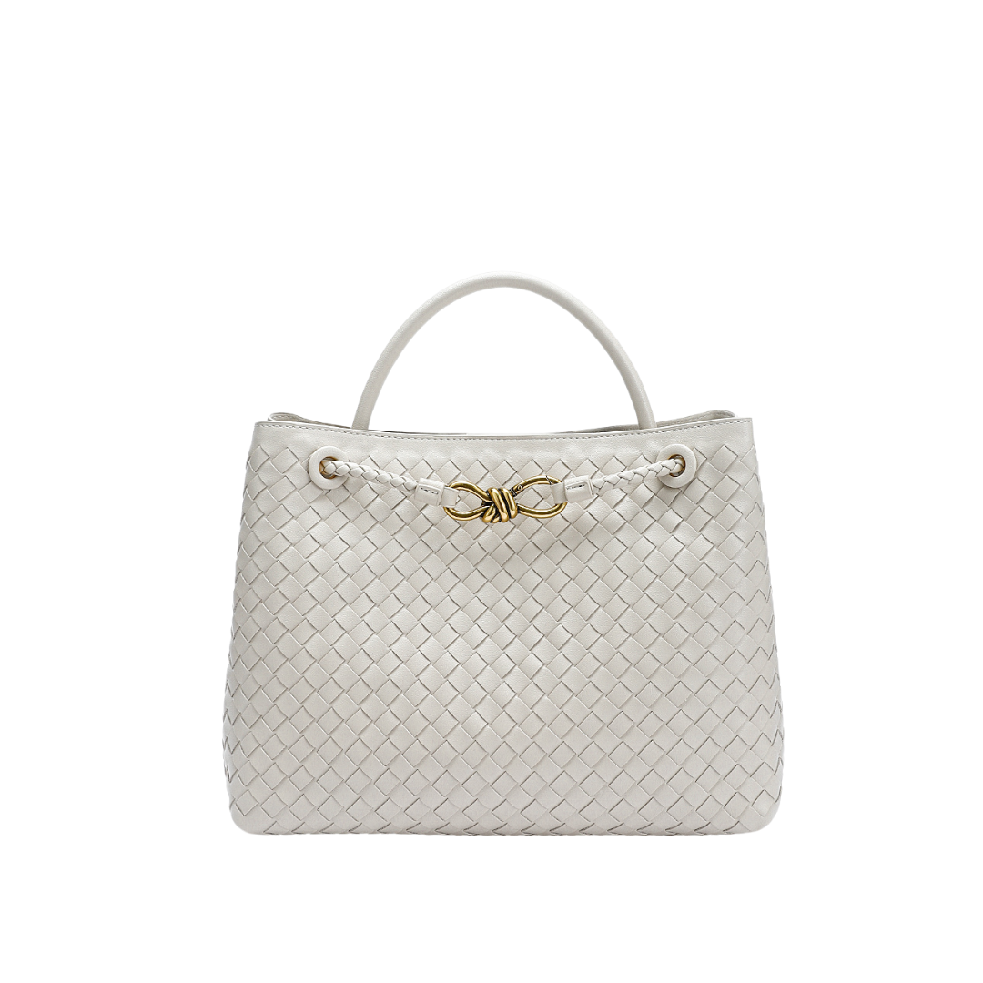 Sac à main en cuir tressé blanc avec anse, orné d'un fermoir doré élégant. Accessoire de mode chic et tendance pour femme.