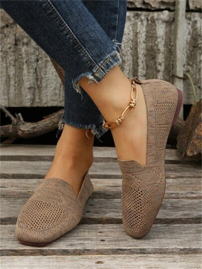 Chaussures mocassins tissés beige pour femme, portées avec un jean décontracté. Style élégant et confortable, idéal pour la mode automne.