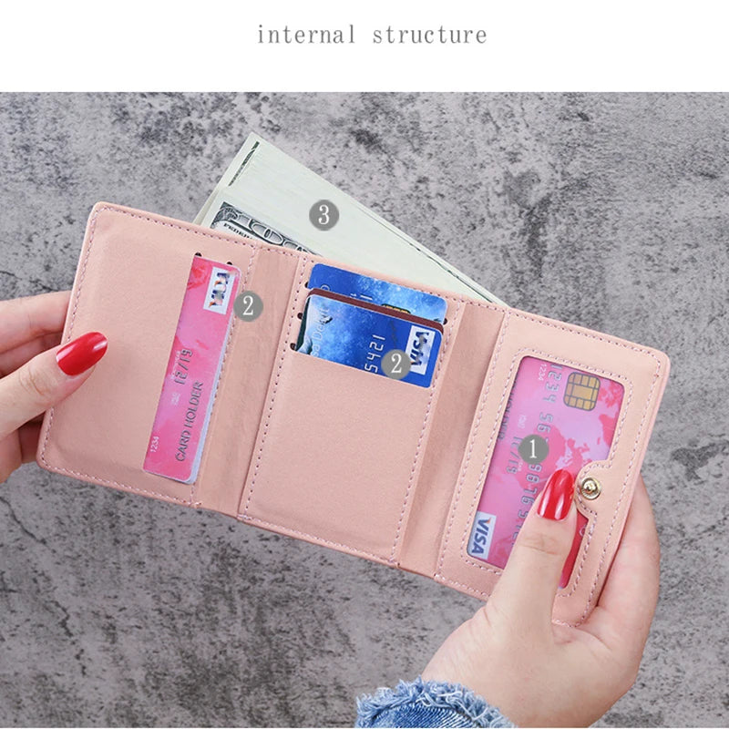 Portefeuille rose ouvert avec compartiments pour cartes de crédit, billets et pièces. Design élégant, pratique pour organisation quotidienne.